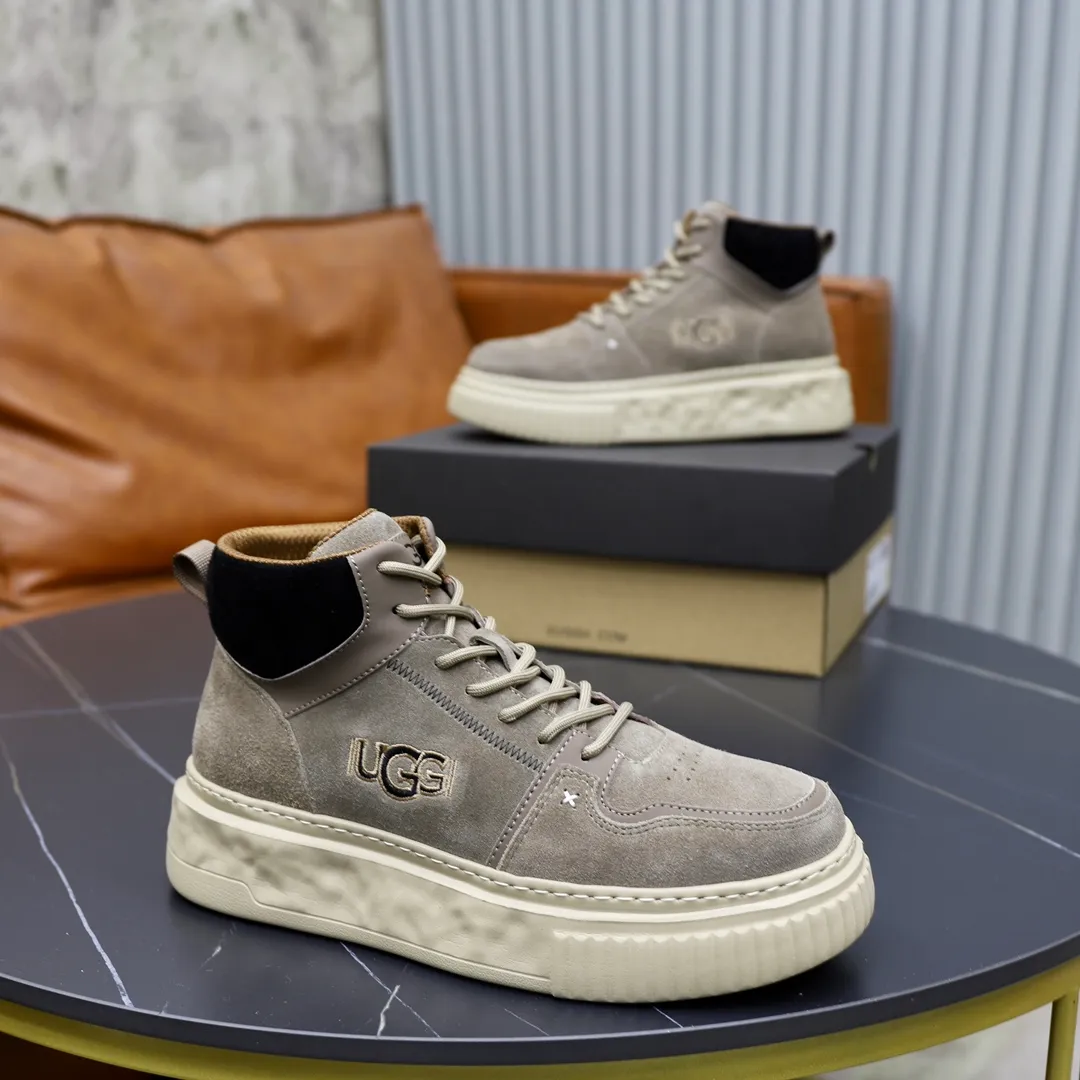 Ex-factory price: 620💰Thick wool imported from Australia Brand: UGG genuine purchase Size: 39-44 Grade: Official website 1:1 Material: First layer of genuine leather waterproof and antifreeze upper Real wool lining Original non-slip soft wear-resistant outsole Style category: Men's casual shoes Trendy style Comfortable on the feet Color: Official website color synchronization
